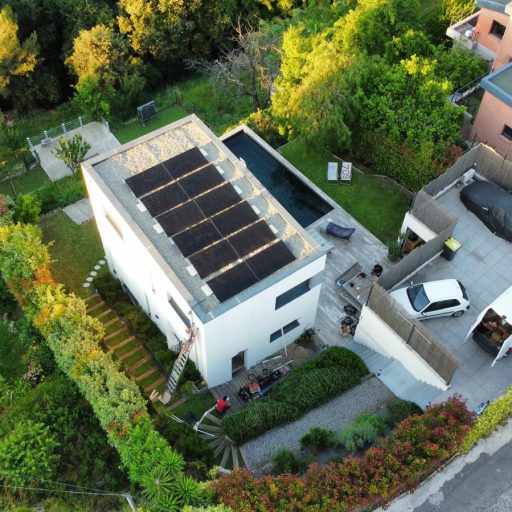 alt="vue du ciel maison avec photovoltaïque"