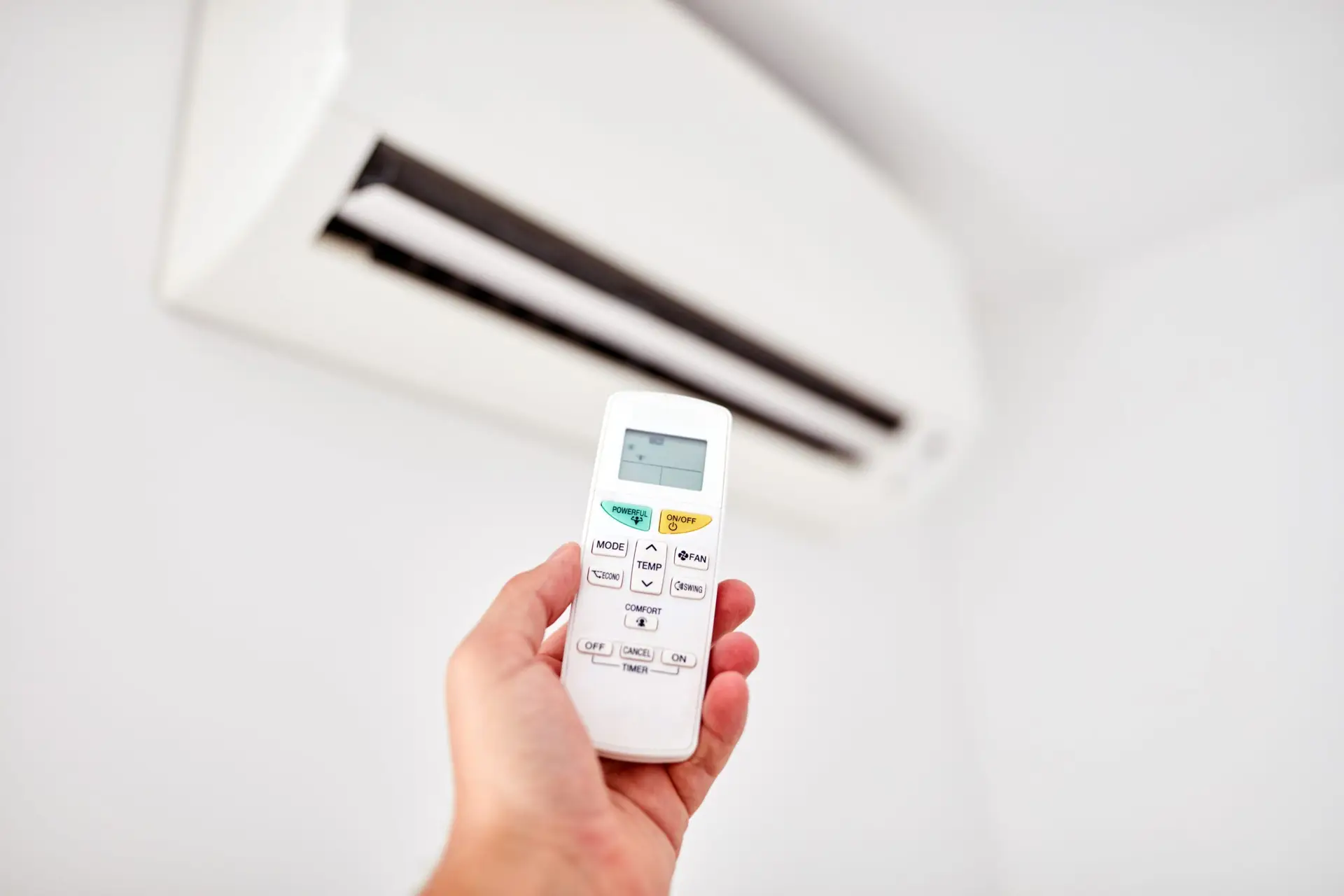 alt="climatisation avec télécommande"