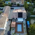 alt="vu du ciel maison avec photovoltaïque 2"