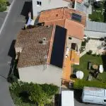 alt="vu de haut maison photovoltaïque"