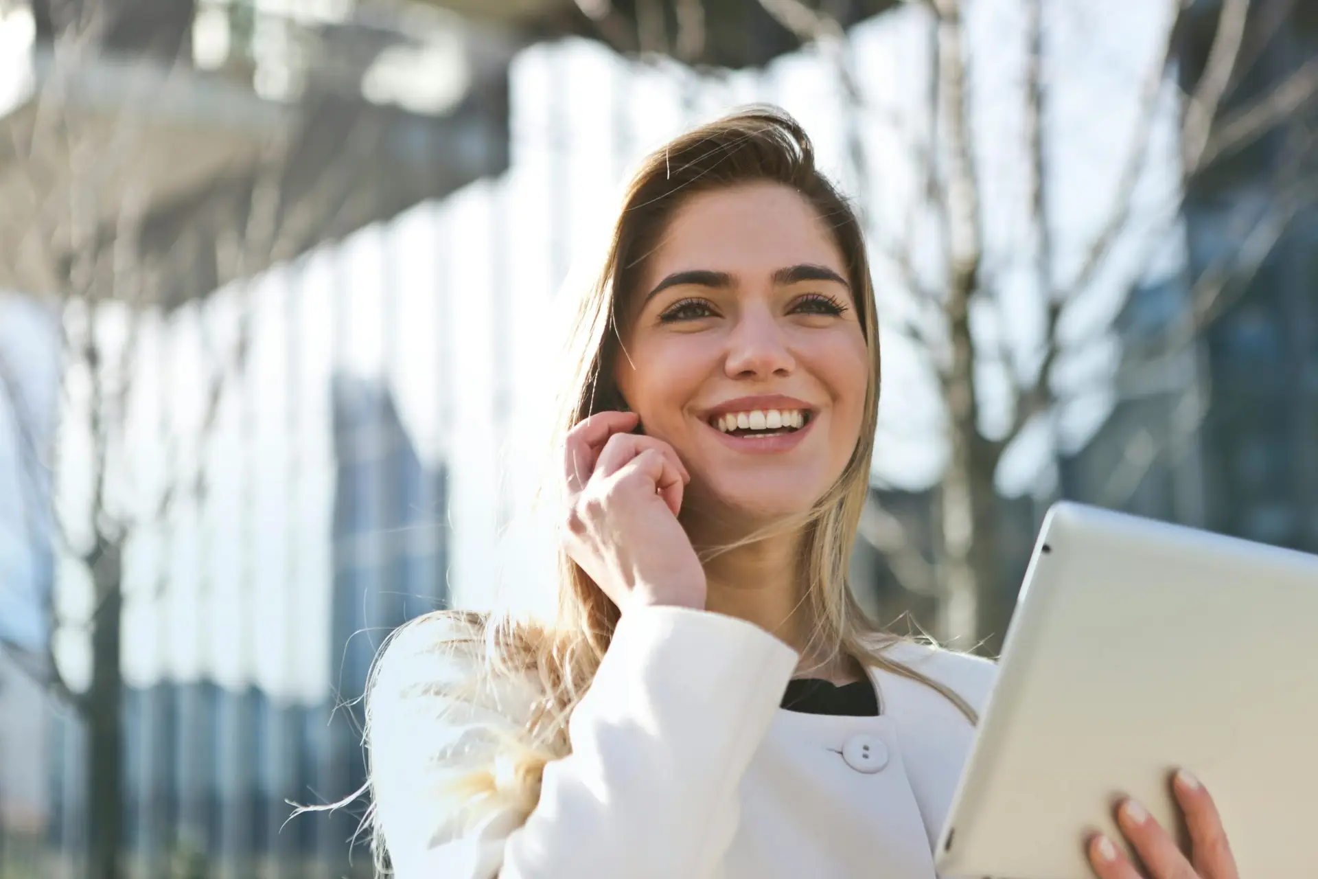 alt="femme qui souri au téléphone"