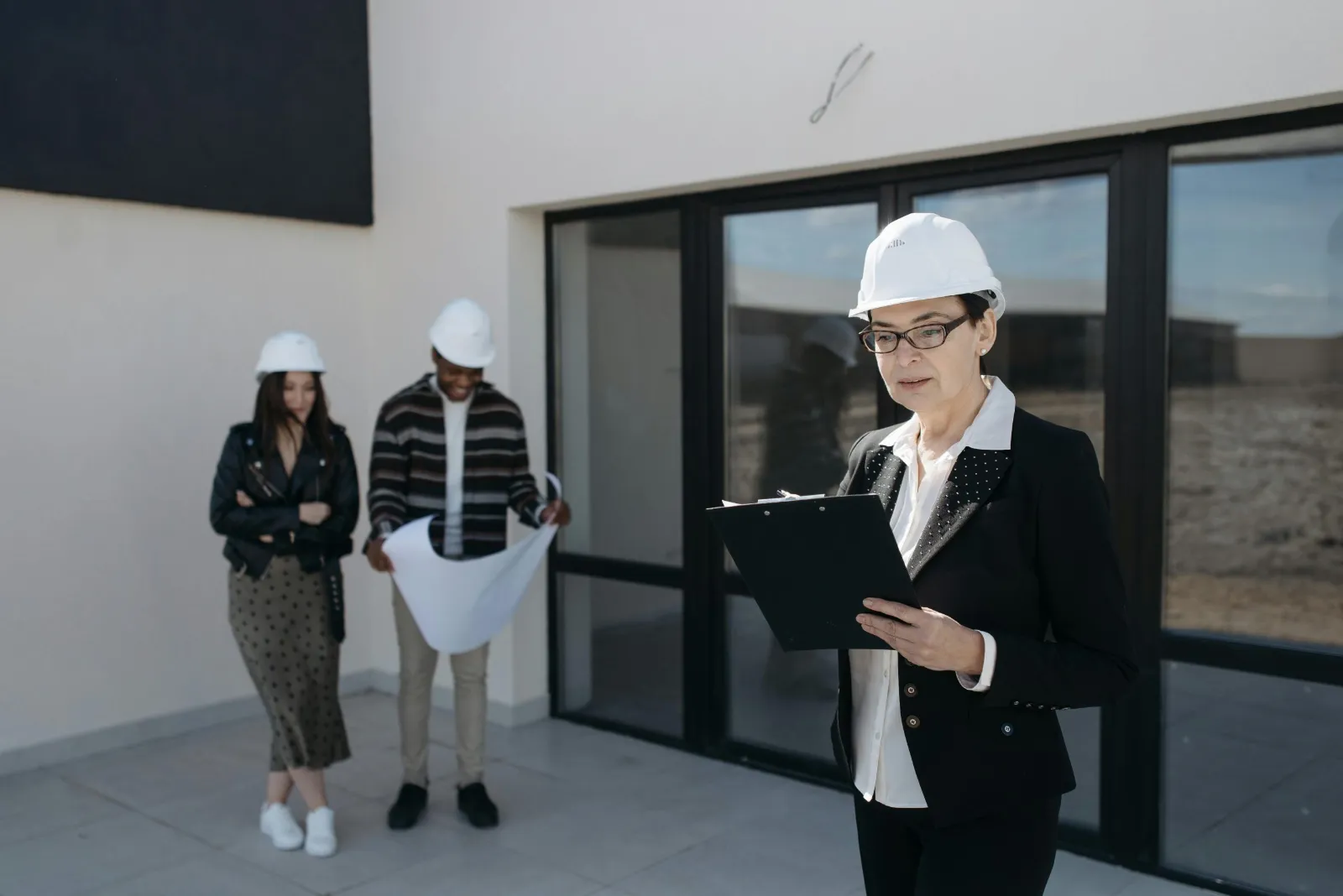 Professionnels étudiant des plans sur un chantier