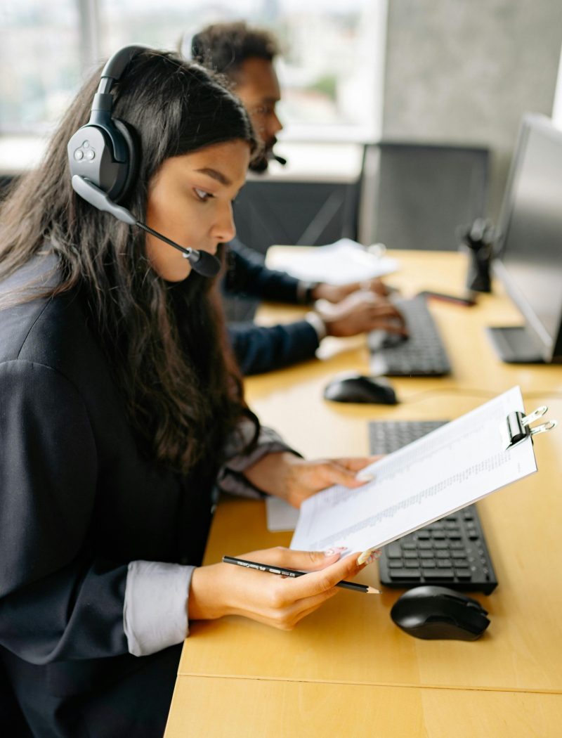 alt="conseillère au téléphone devant ordinateur"